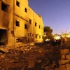 Hiện trường vụ nổ đã xảy ra tại cơ quan Tình báo Libya ở thị trấn Benghazi, Libya ngày 1/8. (Nguồn: AFP/TTXVN)