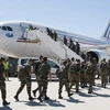 Các nhân viên quân y lên máy bay từ không quân Istres bên bờ Địa Trung Hải của Pháp. (Nguồn: AP)