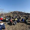 Các thợ mỏ biểu tình ngồi gần mỏ bạch kim ở Rustenburg, cách Johannesburg (Nam Phi) 100km về phía tây bắc ngày 14/8. (Nguồn: AFP/TTXVN)