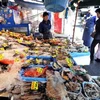 Các loại cá khác nhau được bày bán tại một cửa hàng ở Tokyo. (Nguồn: AFP/TTXVN)