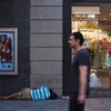 Một người đàn ông ngủ trên hè phố gần một cửa hàng tại thành phô Madrid, Tây Ban Nha ngày 30/7. (Nguồn: Reuters)