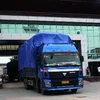 Phương tiện vận tải hàng hóa thông quan qua cửa khẩu Móng Cái. (Ảnh: Kim Phương/TTXVN)