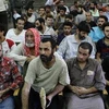 Những người biểu tình chờ được trả tự do khỏi nhà tù ở Damascus ngày 27/8. (Nguồn: AFP/TTXVN)