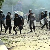 Xung đột giữa cảnh sát và người biểu tình gần Đại sứ quán Mỹ ở Cairo, Ai Cập. (Nguồn: THX/TTXVN)