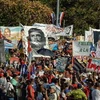 Hàng nghìn người dân Cuba với khẩu hiệu "Bảo vệ và Hoàn thiện Chủ nghĩa Xã hội" tuần hành tại Quảng trường Cách mạng ở Havana trong Ngày Quốc tế Lao động 1/5. (Nguồn: AFP/TTXVN)