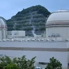 Lò phản ứng số 4 (trái) của nhà máy điện hạt nhân Oi tại Fukui, Nhật Bản ngày 21/7. (Nguồn: Kyodo/TTXVN)