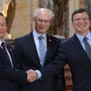 Chủ tịch Ủy ban châu Âu Jose Manuel Barroso (phải), Chủ tịch Hội đồng châu Âu Herman Van Rompuy (giữa) và Thủ tướng Trung Quốc Ôn Gia Bảo (trái) trước khi diễn ra hội nghị. AFP-TTXVN