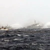 Lực lượng bảo vệ bờ biển Nhật Bản và tàu tuần tra của Đài Loan tấn công nhau bằng voi rồng trong vùng biển mà Nhật Bản tuyên bố chủ quyền. (Nguồn: AFP) 