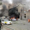 HIện trường một vụ đánh bom xe nhằm vào Bộ trưởng Quốc phòng Yemen. (Nguồn: AFP/TTXVN)