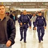 Nhân viên an ninh tuần tra tại sân bay quốc tế Washington Dulles ở Sterling, bang Virginia, Mỹ. (Nguồn: AFP/TTXVN)