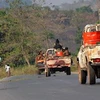 Xe quân sự của chính phủ CH Trung Phi trên con đường tới thành phố Sibut ngày 29/12. AFP/TTXVN