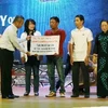 Một buổi trao tiền hỗ trợ ngư dân trong Chương trình “Tấm lưới nghĩa tình vì ngư dân Hoàng Sa, Trường Sa”. (Ảnh: Thanh Long/TTXVN)