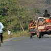 Xe quân sự của chính phủ Cộng hòa Trung Phi trên con đường tới thành phố Sibut ngày 29/12. (Nguồn: AFP/TTXVN)