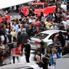 Khách tham quan bên những chiếc Xe ôtô được giới thiệu tại gian hàng Audi của Volkswagen trong ngày khai mạc Triển lãm Porte de Versailles ở Paris, ngày 29/9. (Nguồn: AFP/TTXVN)