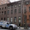 Đội chống bom NYPD được gọi đến để xử lý các vật liệu trong căn hộ của hai người. (Nguồn: DailyMail)