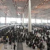 Hàng khách đợi các chuyến bay tại sân bay Bắc Kinh ngày 4/12. (Nguồn: AFP/TTXVN)