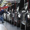 Những chiếc ôtô S-class trong dây chuyền sản xuất ở giai đoạn cuối tại nhà máy sản xuất của Mercedes-Benz ở Sindelfingen, tây nam Đức. (Nguồn: AFP/TTXVN)
