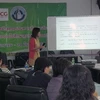Giảng viên đang giới thiệu tiếng Việt cho các nhà báo Thái Lan. (Ảnh: Hà Linh/Vietnam+)