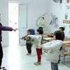 Một buổi học thể dục của lớp trẻ em nhiễm HIV/AIDS. (Ảnh: Quốc Khánh/TTXVN)