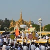 Rước linh cữu Cố Quốc vương Norodom Sihanouk rời Hoàng cung đến đài hỏa táng. (Ảnh: Chí Hùng/Vietnam+)