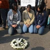 Sinh viên Ấn Độ cầu nguyện cho nạn nhân vụ hãm hiếp tập thể ở New Delhi. (Nguồn: AFP/TTXVN)