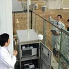Máy đo tự động phân tử PM 2.5 độc hại vừa được lắp đặt tại một trạm quan trắc. (Nguồn: Yomiuri)