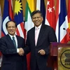 Tân Tổng thư ký ASEAN Lê Lương Minh (trái) và Tổng Thư ký ASEAN mãn nhiệm Surin Pitsuwan tại buổi lễ bàn giao. (Nguồn: AFP/TTXVN)