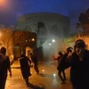 Người biểu tình Ai Cập ném gạch đá vào dinh Tổng thống ở thủ đô Cairo ngày 1/2. (Nguồn: AFP/TTXVN)
