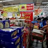Khách chọn mua hàng Tết tại siêu thị CoopMart Hà Nội. (Ảnh: Huy Hùng/TTXVN)