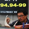 Giao dịch viên Nhật Bản làm việc tại thị trường hối đoái Tokyo ngày 23/7. (Nguồn: AFP/TTXVN)