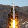 Tên lửa Unha-3 của CHDCND Triều Tiên mang theo vệ tinh Kwangmyongsong-3 rời bệ phóng ở Cholsan, tỉnh Bắc Pyongan, ngày 12/12/2012. (Nguồn: AFP/TTXVN)