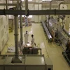 Các nhân viên làm việc tại nhà máy nhiên liệu hạt nhân mới được khánh thành ở tỉnh Isfahan ngày 9/4. (Nguồn: AFP/TTXVN)