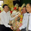 Chủ tịch nước Trương Tấn Sang tặng quà cho bà con nông dân tiêu biểu của xã Hòa An trong phong trào xây dựng nông thôn mới. (Ảnh: Thanh Vũ/TTXVN)