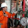 Vận hành khai thác dầu khí ở mỏ Bạch Hổ. (Ảnh: Hà Thái/TTXVN)