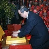 Phó Thủ tướng Nguyễn Thiện Nhân khai ấn tại lễ hội. (Ảnh: Quốc Việt/TTXVN)