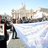 Giáo dân bày tỏ sự yêu thương đối với Giáo hoàng Benedict XVI. (Ảnh: Ngự Bình/Vietnam+)