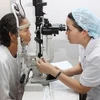 Khám mắt cho các bệnh nhân tại Bệnh viện Mắt Huế bằng máy móc công nghệ cao. (Ảnh: Anh Tuấn/TTXVN)