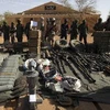 Số vũ khí đạn dược tịch thu được từ lực lượng nổi dậy tại trung tâm thành phố Gao, Mali ngày 24/2. (Nguồn: AFP/TTXVN)