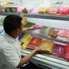 Một nhân viên đang sắp xếp thực phẩm Nhật Bản tại một cửa hàng ở Jakarta. (Nguồn: EPA)