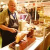 Một nhà sản xuất giới thiệu thịt giămbông truyền thống Pháp tại Hội chợ. (Ảnh: Lê Hà/Vietnam+)