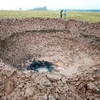 Một mảnh được cho là thiên thạch đã rơi xuống thị trấn nhỏ Mazsalaca ở phía bắc Latvia, tạo nên một hố rộng 15 mét(ảnh). (Nguồn: AFP/TTXVN)