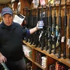 Giới thiệu súng cho khách hàng tại cửa hàng bán đồ thể thao Freddie Bear Sports ở Tinley Park, Illinois( Mỹ). (Nguồn: AFP/TTXVN)