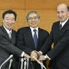 Tân Thống đốc Ngân hàng trung ương Nhật Bản Haruhiko Kuroda (giữa) và các Phó Thống đốc tại cuộc họp báo ở Tokyo ngày 21/3. (Nguồn: Kyodo)