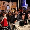 Biểu tình phản đối gói cứu trợ quốc tế bên ngoài tòa nhà Quốc hội Síp ở Nicosia ngày 19/3. (Nguồn: AFP/TTXVN)