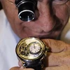 Thợ thủ công bậc thầy Joel Cordier của công ty đồng hồ Thụy Sĩ Jager-LeCoultre giới thiệu chiếc đồng hồ Grand Sonnerie trong bộ "Hybris Mechanica 55" tại Tokyo ngày. (Nguồn: AFP/TTXVN)