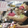 Người dân đến mua các sản phẩm hàng Việt Nam. (Ảnh: Mạnh Linh/TTXVN)