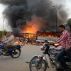 Những chiếc xe buýt bị đốt cháy trong xung đột tại Cairo ngày 22/3. (Nguồn: AFP/TTXVN)