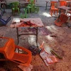 Cảnh ngổn ngan tại quán ăn sau vụ tấn công. (Nguồn: AFP/TTXVN)