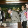 Ông Jacinto J Suarez Espinoza thăm nơi ở và làm việc của Chủ tịch Hồ Chí Minh. (Ảnh: Phương Hoa/TTXVN)