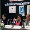Các thành viên trong Hội nhà văn Việt Nam và Hội nhà văn Thái Lan trong buổi giới thiệu cuốn sách "Bông sen nở trong dòng suối văn học". (Ảnh: Hà Linh/Vietnam+)